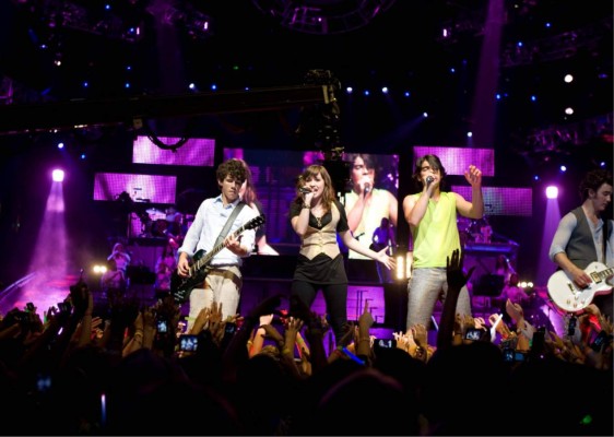 Tocando fondo<br/> Un evento que cambiaría la vida de Demi para siempre fue la pelea que tuvo en el tour de Camp Rock junto a los Jonas Brothers en 2010. Debido a una fiesta que se salió de control, alguien de su equipo de bailarines le comentó al manager de Demi, así como a su padre, que consumía drogas. El incidente provocó un ataque de ira en Lovato y terminó golpeando al bailarín que le delató. <br/>