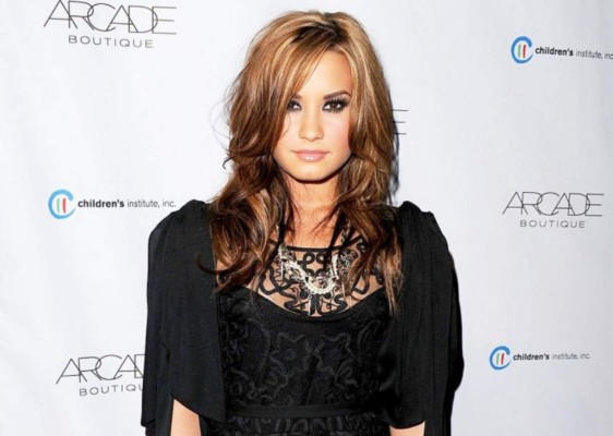 Primera rehabilitación<br/> Poco después del tour de 2010, Demi entró por primera vez a rehabilitación para tratar su problema de consumo de alcohol y drogas, así como su reciente diagnosticada bipolaridad. “No podía pasar 30 minutos sin consumir cocaína”, comentó en una entrevista en Access Hollywood. Según relató, fue una etapa muy oscura de su vida que le dejó muchas cicatrices.<br/>