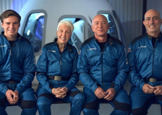 Los tripulantes de esta misión fueron Jeff Bezos, su hermano, Mark Bezos, la piloto Wally Funk y Oliver Daemen. Wally Funk se convirtió de esta manera en la astronauta de mayor edad en la historia. Por su parte, Daemen, de 18 años, es la persona más joven en ir al espacio.