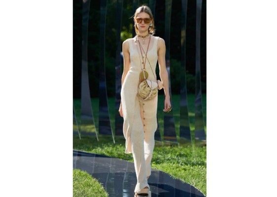 El segundo día inició con un encanto femenino y clásico. Ulla Johnson se adueñó de la pasarela con colores beige, estampados de flores y cortes clásicos de vestidos.