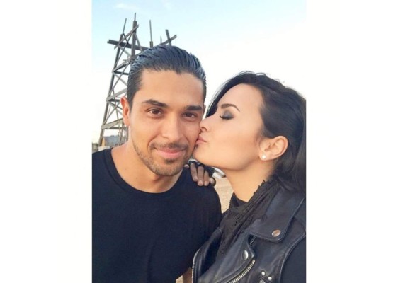 Wilmer Valderrama<br/> El romance con el actor colombiano comenzó antes de que entrara a rehabilitación en 2010 y se mantuvo privado por los primeros años. En 2016 decidieron partir caminos por el bienestar de ambos. En un post de Instagram escribieron que se habían dado cuenta de que estaban mejor como mejores amigos y que siempre iban a tener amor por el otro. <br/>