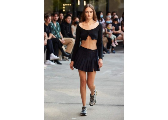 Sandy Liang sabe que las minifaldas son un must para esta temporada, y es que en los looks de su pasarela la diseñadora presentó varios modelos.