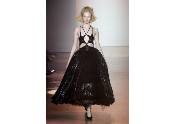 El protagonista de la colección de Christian Cowan fue el color negro.