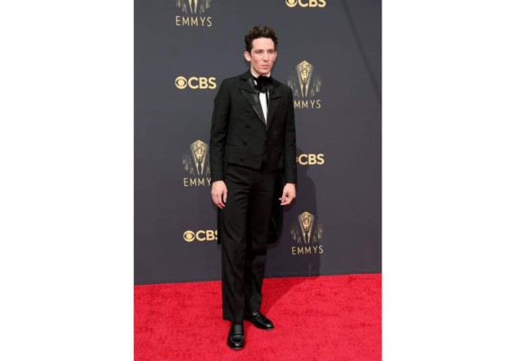 Josh O'Connor<br/>Portó un clásico traje color negro de Loewe.