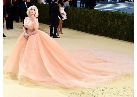 Billie Eilish vistiendo Oscar de la Renta