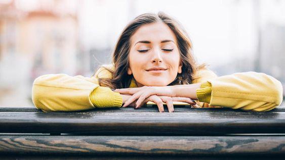 Unos minutos de tu día para hacer algunos ejercicios de respiración, puede ser beneficioso. La respiración trae oxígeno a tu cuerpo y más oxígeno = más energía quemada = mayor metabolismo.
