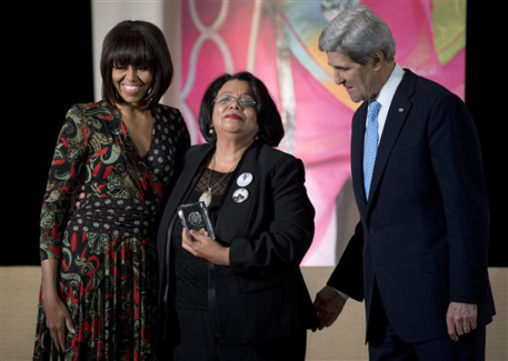 Michelle Obama entrega premio a rectora de la UNAH