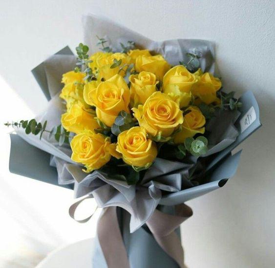 Rosas amarillas. Se asocia a la juventud, la diversión, la alegría , la belleza y la amistad. 