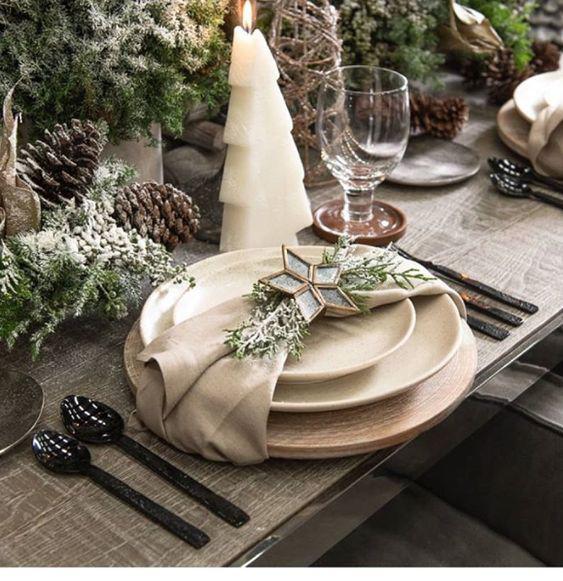 Elegante estilo castillo. La mesa oscura se presta a la hermosa vajilla y está decorada con decoraciones de plata y vidrio. ¡¡Qué increíble y glamoroso!