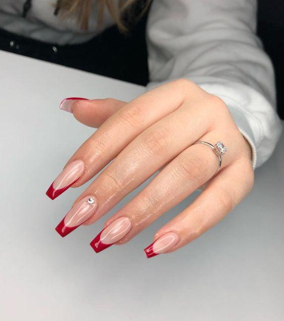 Un clásico que no pasa de moda: el francés en rojo. Es de las opciones más lindas y adorables de esta temporada.