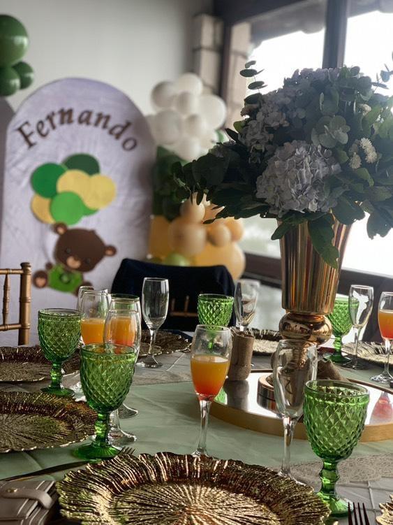 Delicadas mesas vestidas con mantelería daba la bienvenida a los invitados