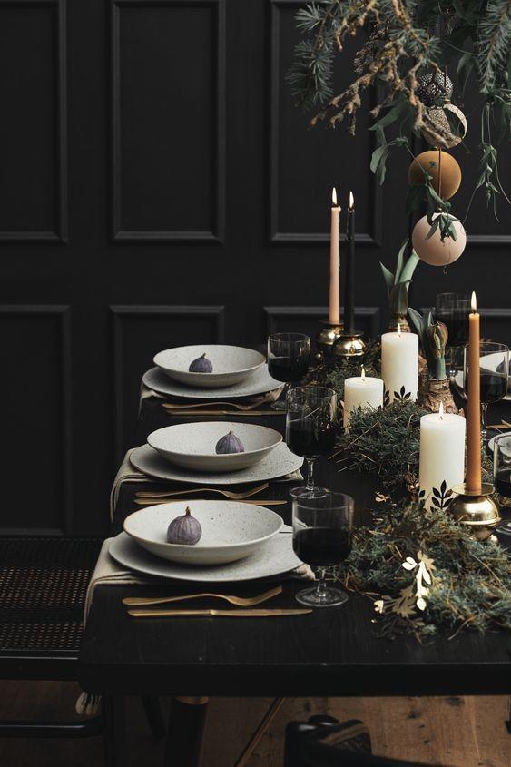 Black &amp; Gold. Esta es una mesa muy contemporánea sencilla resume la Navidad da a la mesa una sensación más festiva.