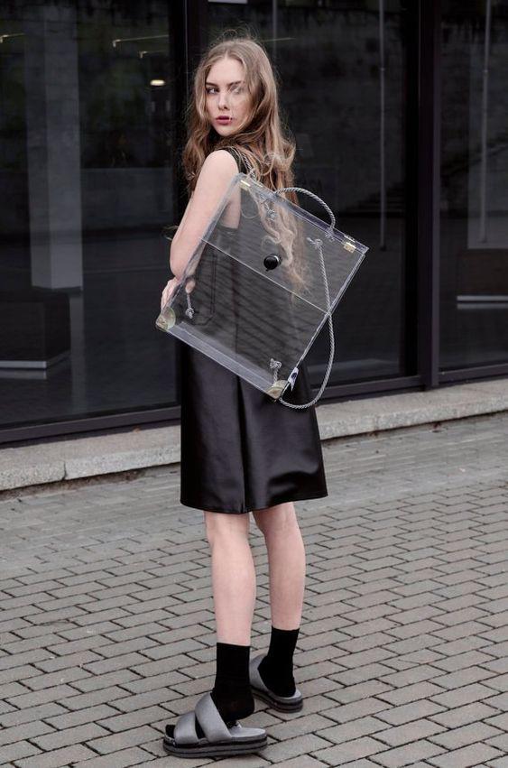 Cómo incorporar bolsos transparentes en tus outfits