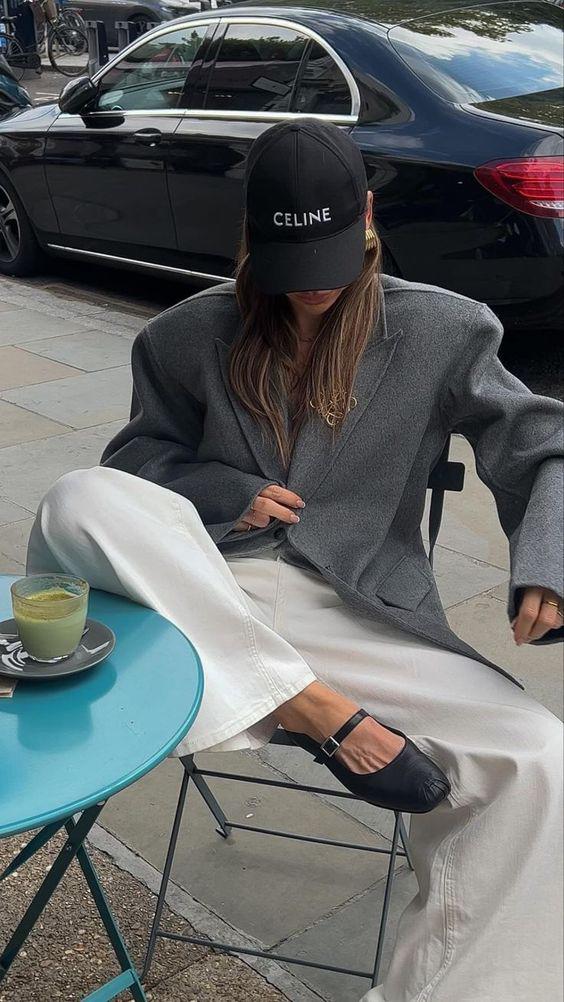 Combinadas con faldas o vestidos, estos flats agregan un elemento femenino. Para crear un contraste, también puedes usarlos con piezas más masculinas como pantalones y suéteres oversized.