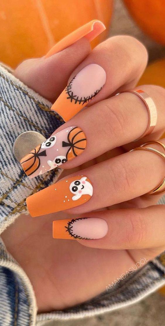 Divertidas calabazas adornan tus uñas 