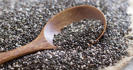 Semillas de chía. Son una gran fuente de varios nutrientes, como omega-3, proteínas y calcio, y también son ricas en fibra. Esto significa que pueden ayudarlo a sentirse lleno, mejorar su salud digestiva y ayudar a prevenir los picos de azúcar y las caídas de energía al disminuir la liberación de glucosa.