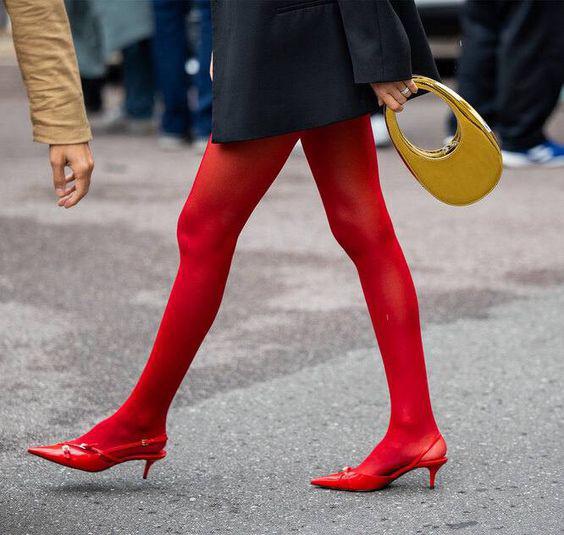 La moda en medias rojas no tiene reglas, con estos zapatos destalonados lucen extraordinariamente impactantes 