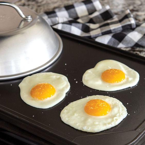 Huevos estrellados. Los famosos huevos estrellados son los más fácil de elaborar, derrite la mantequilla en sartén antiadherente, a fuego medio. Rompe el huevo en la sartén y cocine durante 3-4 minutos hasta que las claras estén listas. Con su espátula, voltee el huevo y cocine por 30 segundos adicionales para más fácil, 1 minuto para medio y 2 minutos para duro.