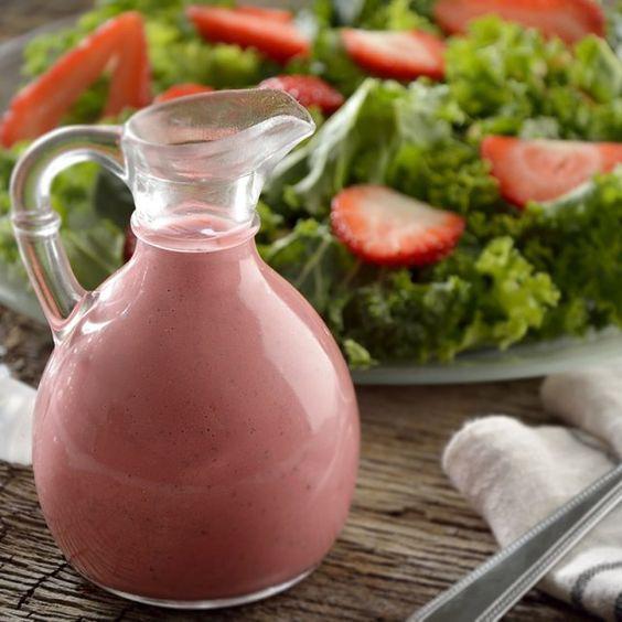 Vinagreta de fresas. 100 gramos de fresas en trozos, 1 cucharada sopera de azúcar, 125 mililitros de vinagre blanco balsámico, 5 cucharadas soperas de aceite de oliva extra virgen <b>Preparación: t</b>ritura las fresas junto con el azúcar hasta obtener un puré. A continuación, añade vinagre y deja reposar 1 hora. Cuela la preparación. Posteriormente, mézclala con sal y añade un chorrito de aceite de oliva. 