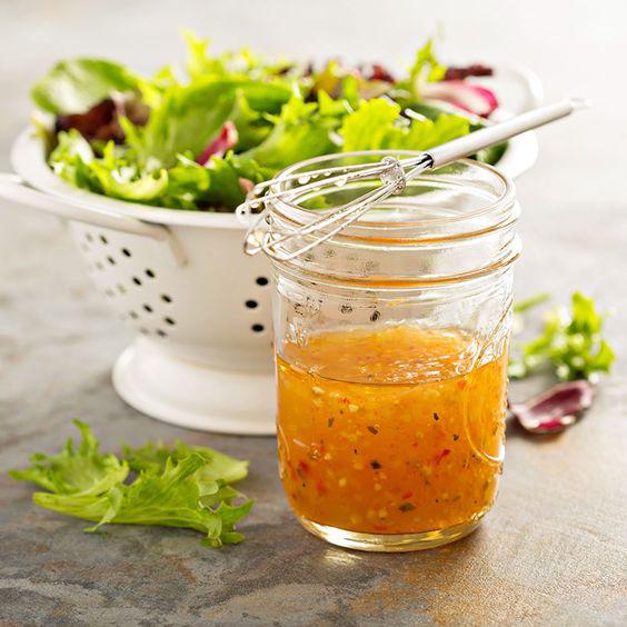 Vinagreta clásica. Ingredientes: 1 cucharada de vinagre rojo, 3 cucharadas de aceite vegetal y sal y pimienta al gusto. Preparación: en un bol añadir el vinagre y la sal, remover y luego incorporar el aceite y la pimienta. Remover nuevamente hasta que se disuelva la sal y la pimienta de la preparación y por último en una salsera y usar en toda clase de ensaladas.