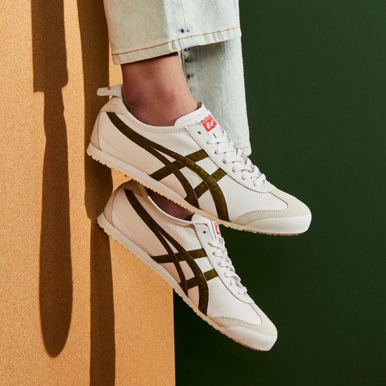 <b>Onitsuka Tiger</b>Con un legado arraigado en los deportes, Onitsuka Tiger ha hecho una transición perfecta al mundo de la moda, combinando funcionalidad con una estética que marca tendencia. Las deportivas Mexico 66, un clásico de la marca, se han convertido en un símbolo de un calzado versátil que se adapta a toda temporada.