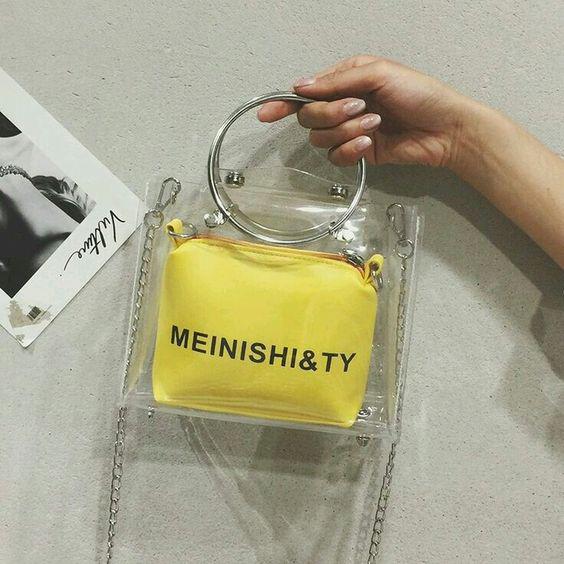 Cómo incorporar bolsos transparentes en tus outfits