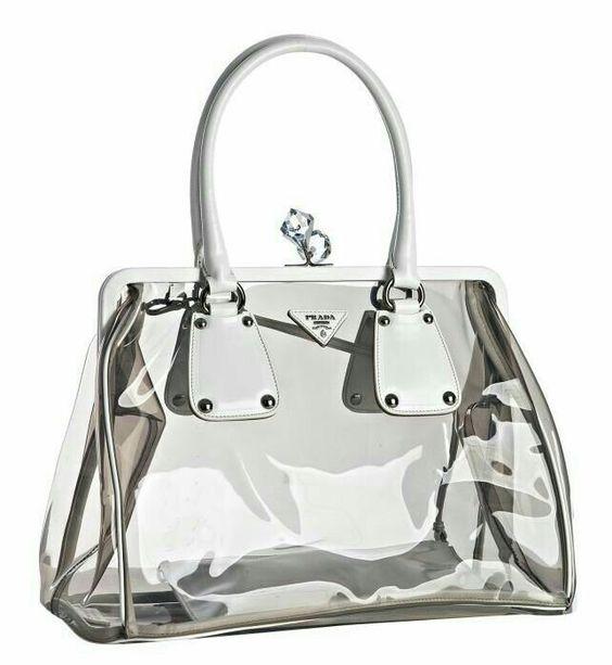 Cómo incorporar bolsos transparentes en tus outfits