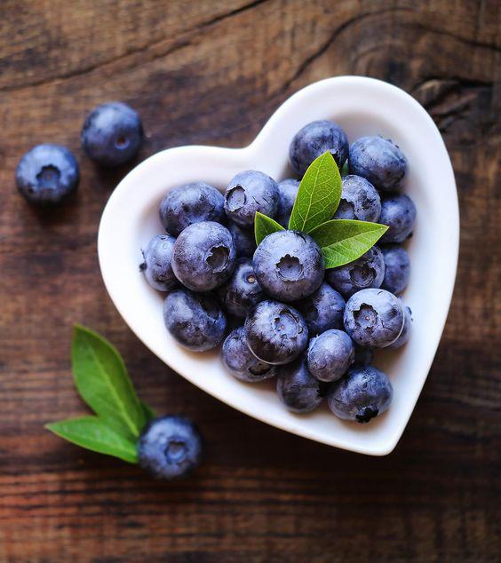 Los arándanos. Un tazón de cualquier fruta fresca es una excelente idea para un refrigerio, pero los arándanos son la mejor opción son increíbles porque tienen azúcares naturales, fibra para ayudar a ralentizar la liberación de energía y son alimentos increíbles para el cerebro porque están llenos de antioxidantes”. 
