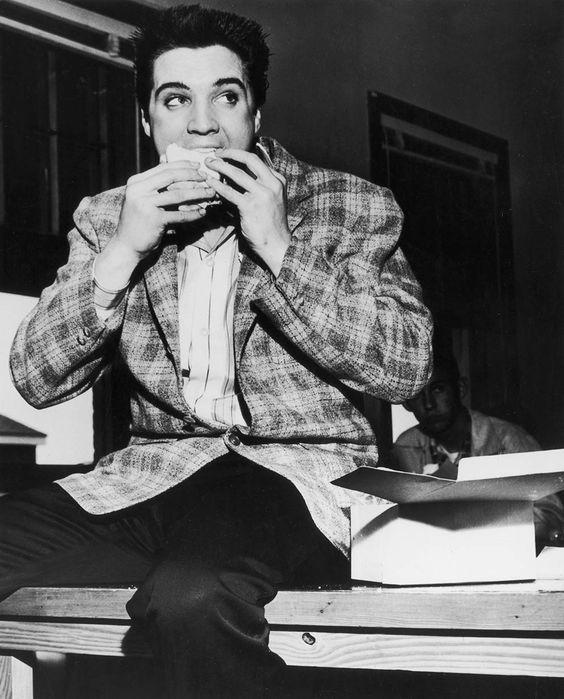 El sándwich favorito de Elvis Presley, un bocado energético para desayunos o meriendas elaborado con plátano, mantequilla de cacahuete y bacón.