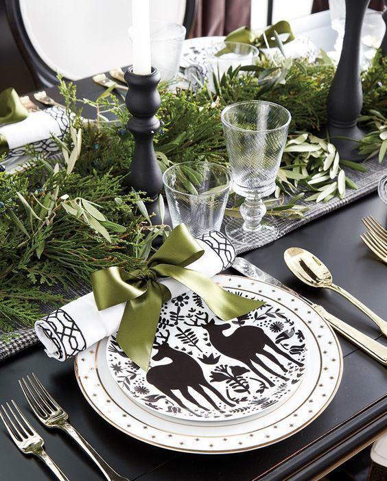 El verde y el blanco siempre son un ganador en cualquier época del año, ¡pero son muy elegantes y discretos en Navidad! Una mesa de aspecto tan elegante que seguro impresionará.