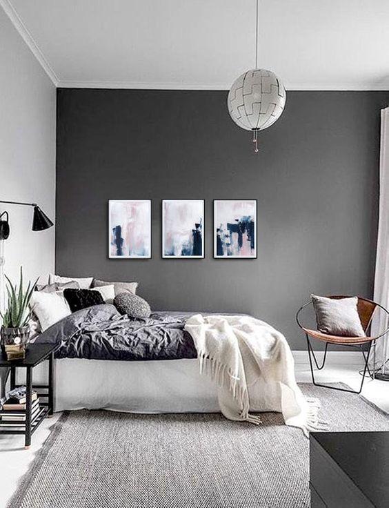 <b>Color Gris Claro y Gris Oscuro</b>La tendencia del ‘lujo silencioso’ que marcará el diseño de interiores en 2024 destaca la paleta de grises, desde tonos oscuros hasta claros, especialmente idónea para el dormitorio. Estos tonos evocan sensaciones de refugio y protección, complementando la estética de este enfoque en la decoración.