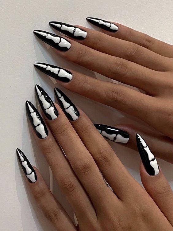 Estos diseños presentan motivos esqueléticos y detalles intrincados de huesos, añadiendo un toque macabro a tu manicura