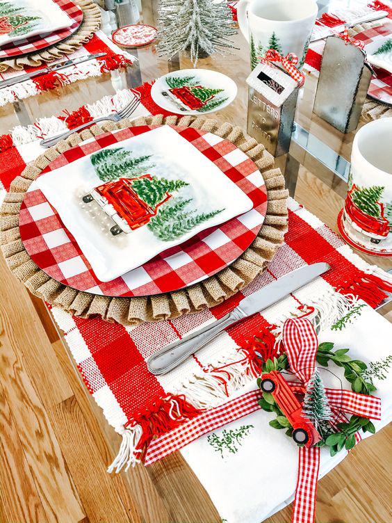 Esta es una mesa estilo campestre y será un placer absoluto para todos los familiares y amigos sentarse el día de Navidad.