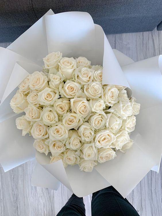 Las rosas blancas se relación con la pureza, la integridad, la paz y la inociencia. También se relaciona el color blanco con lo nuevo, los inicios, la verdad y el bien espiritual.