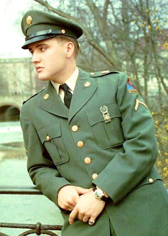 Dos años de ausencia de los escenarios vivió Elvis, al marcharse a prestar su servicio militar, viajó en barco a Alemania Occidentals e marchó muy afligido ,su madre había fallecido el mes anterior y le aterrorizaba que el rock ’n’ roll dejaría de estar de moda durante su ausencia.