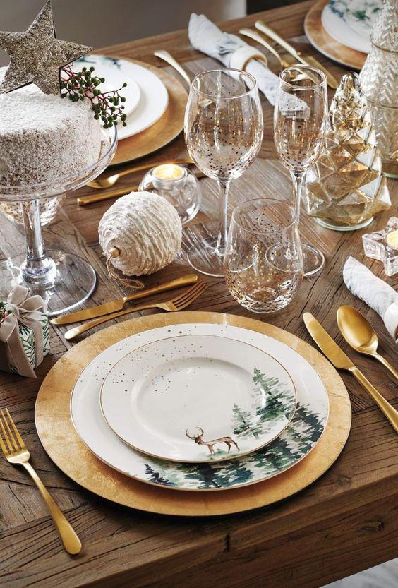 El uso de decoraciones de mesa plateadas y blancas es la receta para lograr una mesa perfecta