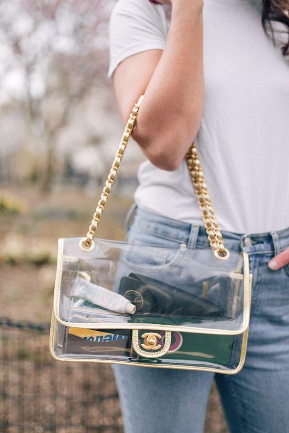 Cómo incorporar bolsos transparentes en tus outfits