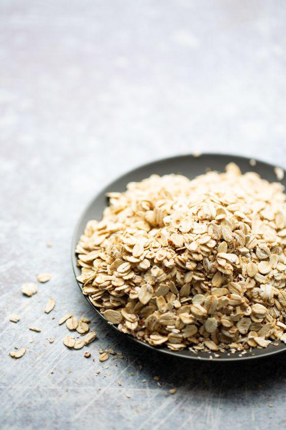 Avena. Puedes estar lleno de tazones de batidos de moda, pero no necesita polvos ni “superalimentos” para sentirse bien. De hecho, la humilde avena puede ser un excelente alimento básico para el desayuno que es realmente económico. La avena contiene fibra soluble, un gran ingrediente para la salud intestinal, y libera su energía mucho más lentamente que otros carbohidratos. 