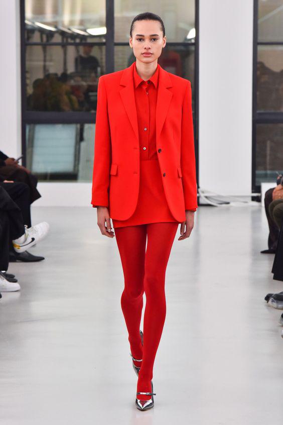 Un look totalmente rojo resulta un estilo impactante y moderno 