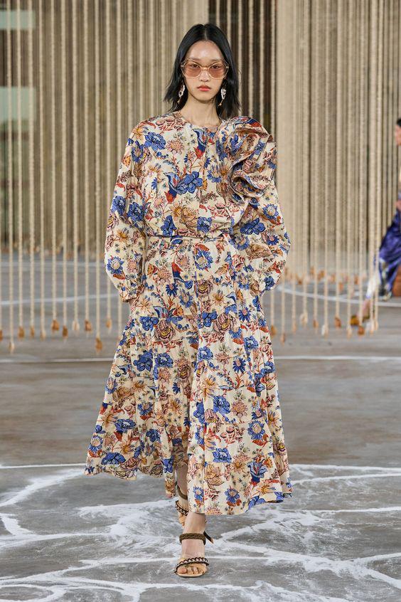 Ulla Johnson reconocida por su estilo etéreo y bohemio, presentó una colección con un fuerte enfoque en siluetas fluidas y tejidos orgánicos. Sus maxi vestidos con estampados florales y sus prendas bordadas a mano son un reflejo perfecto del espíritu boho chic. 