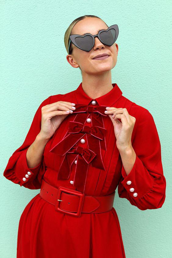 Las generaciones Z y miliennial <br /> adornan su ropa, zapatos, peinados <br /> y joyas con ese detalle tan delicado 