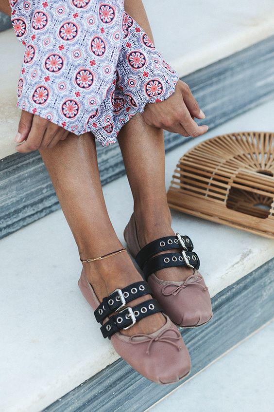 <b>Zapatillas flat de Bailarina</b>Marcas como Miu Miu, Tory Burch y Chanel han sido líderes de este movimiento.