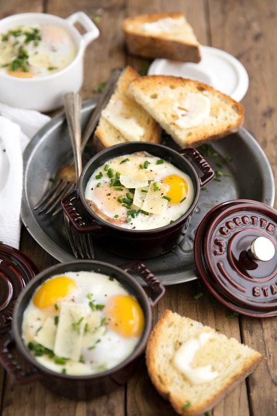Los huevos horneados son sorprendentemente fáciles de hacer. Se ven elegantes y son una comida completa gracias al relleno, pero pueden ser la opción menos exigente de esta lista porque no tienes que preocuparte por alcanzar la temperatura adecuada. Caliente el horno a 350°F. Unte con mantequilla un molde y llénelo ⅔ con salsa de tomate, salsa o espinacas blanqueadas. Agregue un chorrito de crema, si lo desea. Luego, rompa el huevo en el molde y sazone con sal y pimienta u otro condimento. Metelos el molde en el horno durante 15 minutos, hasta que el huevo esté cuajado.