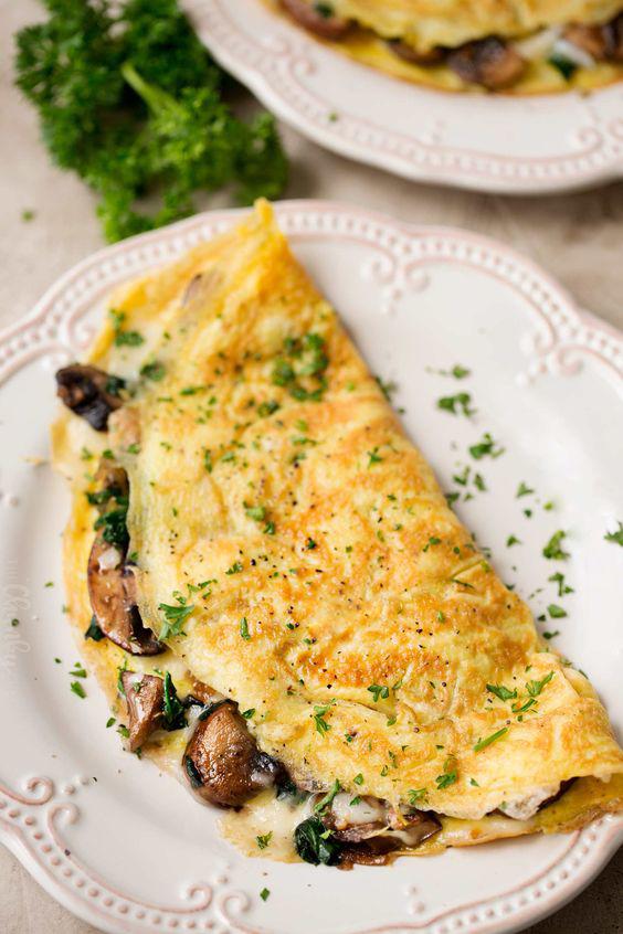 <b>Omelette</b>. Es uno de los platillos infinitamente personalizables. Bata los huevos en un tazón grande; puede agregar agua, jugo de limón y condimentos aquí, pero no es necesario. Derrita la mantequilla en una sartén antiadherente a fuego medio-alto. Agregue los huevos batidos a la sartén y cocina por 30 segundos. Luego, levante los huevos cocidos e incline la sartén para que el huevo líquido fluya por debajo. Agrega tus rellenos y listos. 