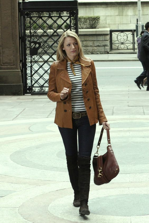 Apuesto a que escuchas en tu cabeza la canción “Young Folks” de Peter Bjorn and John cuando ves este look. El atuendo que Serena lleva en el primer episodio de Gossip Girl es icónico por varias razones: no solo es la primera imagen que tenemos de la glamorosa socialité, también define su estilo a lo largo de la serie. Desde sus memorables botas de cuero hasta su blazer café, todo de este look grita Serena van der Woodsen. 