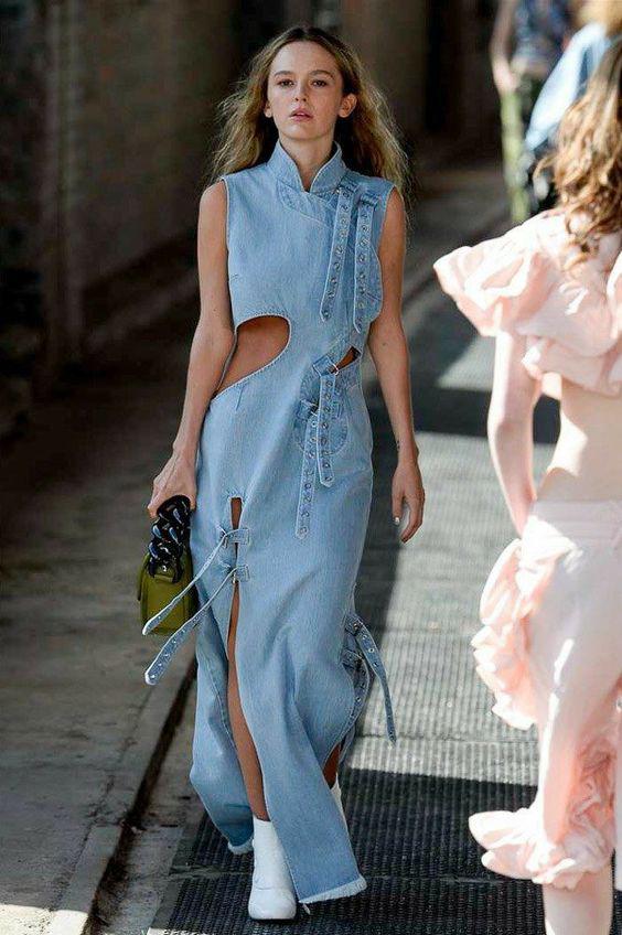 El vestido de mezclilla es uno que usarás durante todo el año con algunos cambios de estilo ya sea un largo camisero y otros con un estilo más descubierto, pero sin perder el romanticismo de esa pieza. 
