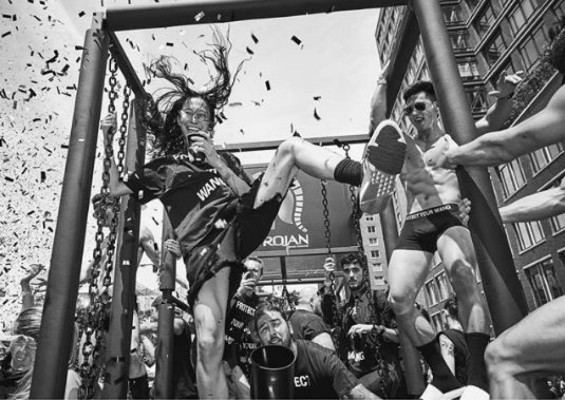 Alexander Wang, fue uno de los que estuvo muy emocionado durante la marcha.