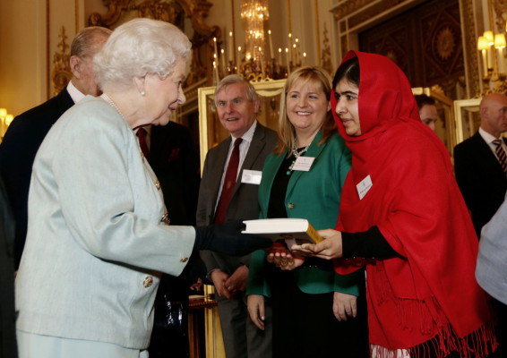 La reina de Inglaterra recibe a Malala