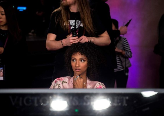 Alanna Arrington espera en el camerino y la estilista le da los toques finales de su look