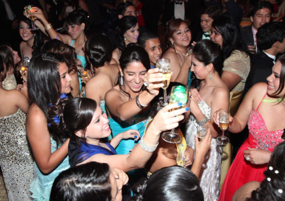 Seniors de la Mayan School se graduan